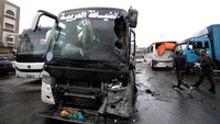 Kaca depan bus pecah akibat ledakan bom. Sebelumnya dilaporkan bahwa kedua bom itu dibawa oleh dua pelaku bom bunuh diri. Serangan pertama terjadi di terminal di mana para peziarah datang dan pergi pada Sabtu (11/3) waktu setempat. Lalu serangan kedua terjadi 10 menit kemudian. Pool/Omar Sanadiki/Reuters/detikFoto.