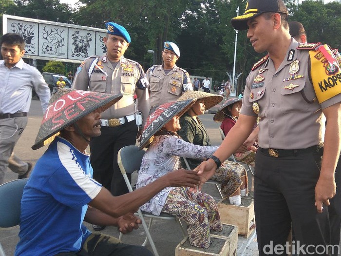 Kapolres Jakpus Temui Petani Kendeng yang Aksi di Monas
