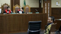 Dalam surat dakwaan memang disebutkan pertemuan antara Ken dengan Arif yaitu pada 23 September 2016. Namun jaksa KPK tidak merinci apa isi pertemuan itu. Kemudian pada 4 Oktober 2016, jaksa KPK menyebut Ken mengarahkan Haniv (Kepala Kantor Wilayah DJP Jakarta Khusus) untuk memerintahkan Jhonny Sirait (Kepala KPP PMA Enam) agar membatalkan Surat Pencabutan Pengukuhan PKP (Pengusaha Kena Pajak) PT EKP.