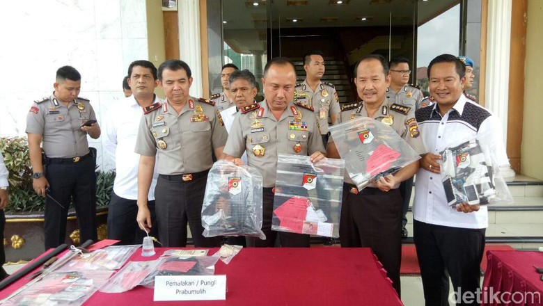 Pemalak Sopir Truk Dibekuk, Modusnya Jual Stiker Rp 30 Ribu Pemalak Sopir Truk Dibekuk, Modusnya Jual Stiker Rp 30 Ribu