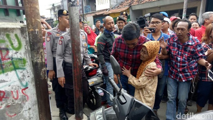 Saat Djarot Dipeluk Nenek Maimunah yang Menangis di Pasar Timbul
