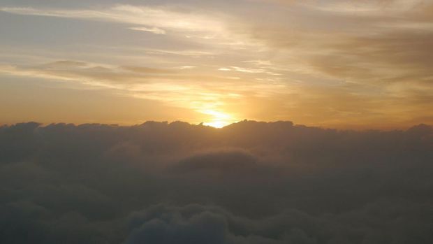 Pemandangan matahari terbit dari atas ketinggian 4.000 kaki (Wahyu/detikTravel)