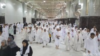 Para jamaah umroh sedang melakukan Sai. Tengah malam sampai subuh, adalah waktu favorit bagi jamaah yang ingin mencari suasana lebih lengang (Fitraya/detikTravel)