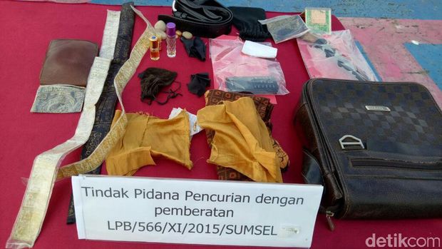 Pemalak Sopir Truk Dibekuk, Modusnya 'Jual' Stiker Rp 30 Ribu