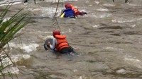 Foto: Selain disuguhi jeram-jeram cukup menantang, di sini traveler juga bisa memanjakan mata melihat indahnya sawah-sawah yang sangat luas di kiri dan kanan jalan (Hakim Ghani/detikTravel)