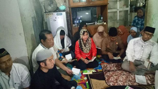 Happy Farida di tahlilan 7 hari meninggalnya Nenek Hindun