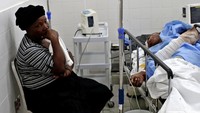 Seorang ibu menunggui anaknya yang dirawat di rumah sakit di Gonaives, Haiti. Pool/Andres Martinez Casares/Reuters/detikFoto.