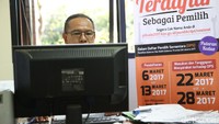 Ketua Panitia Pemungutan Suara (PPS) Bukit Duri, Ikhsan Efendi melakukan input data dengan teliti. Sebanyak 3 personil PPS melakukan perbaikan DPS hingga larut malam.