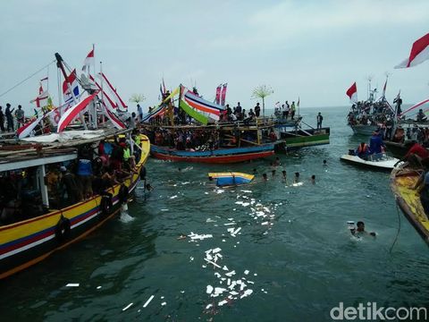 Nelayan Larung Kepala Sapi ke Laut