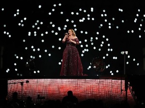 Curhat Wanita Berhijab yang Menangis Saat Tangannya Dicium Adele