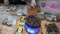 Polisi menunjukkan sejumlah barang bukti mulai dari paku, korek api kayu, baterai hingga kabel.