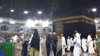 Kabah di Masjidil Haram, Makkah menjadi tujuan utama saat umrah. Puas-puasin ibadah depan Kabah dan curahkan semua keluh kesah kepada Allah SWT (REUTERS/Ahmed Jadallah)  