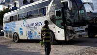 Begini kondisi bus yang menabrak puluhan musisi jalanan. Kaca depan pecah dan bemper penyok. Pool/Andres Martinez Casares/Reuters/detikFoto.