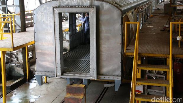 Kereta bandara di bengkel PT INKA