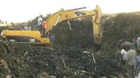 Sejak berdiri lima dekade lalu, tempat pembuangan sampah tersebut telah menjadi tempat ratusan orang mencari nafkah dengan memulung. Beberapa bahkan tingga secara permanen di lokasi tersebut. REUTERS/Reuters TV.