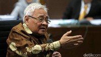 Laica Marzuki memberikan keterangan saat menjadi saksi ahli di sidang Peninjauan Kembali OC Kaligis, Senin (13/3/2017).