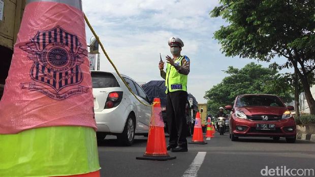  Uji coba contraflow di Margonda, Depok, Senin (13/3/2017)