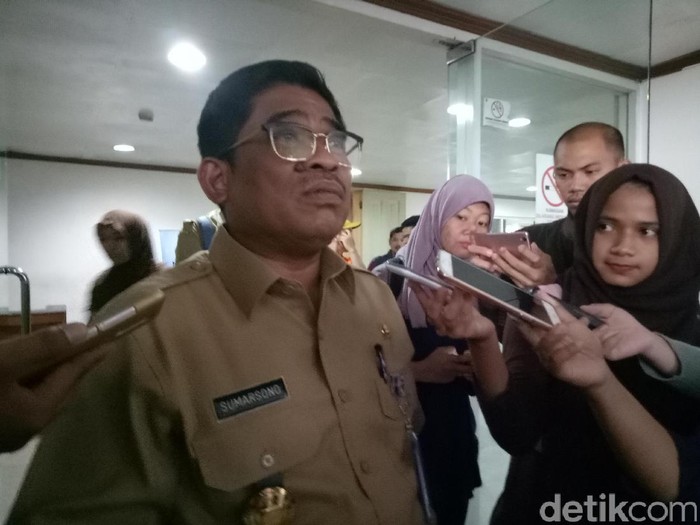 Sumarsono Ancam akan Kandangkan Taksi Online yang Tak Berstiker