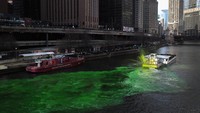 Hijaunya warna sungai tersebut sebenarnya berasal dari cairan pewarna khusus untuk perayaan St. Patricks Day. Scott Olson/Getty Images.