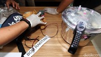 Polisi menunjukkan panci yang diamankan dari Agus Sujatno alias Abu Muslim.
