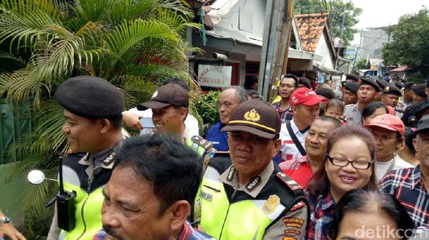 Polisi mengawal saat Djarot blusukan di Pasar Timbul Jakarta Barat / 
