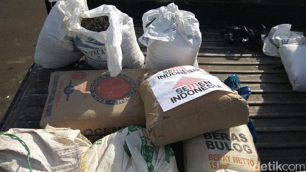 Semen yang dibawa oleh para petani