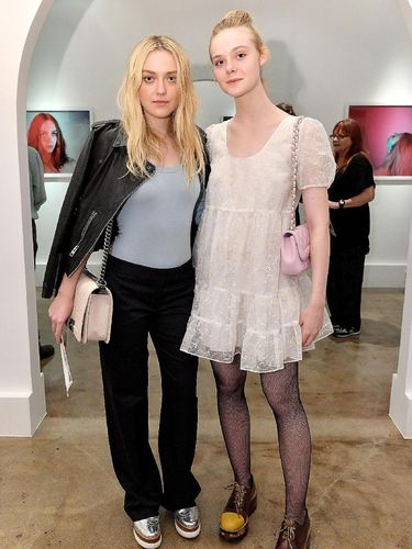 <i>Heels</i> atau <i>Flat Shoes</i>? Ini Pilihan Dakota Fanning