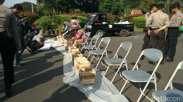 Protes Pembangunan Pabrik, 10 Petani Kendeng Menyemen Kaki di Gambir