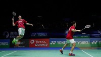Kevin Sanjaya Sukamuljo melompat untuk melakukan smash. (Pool/Andrew Boyers/Reuters/detikFoto) 