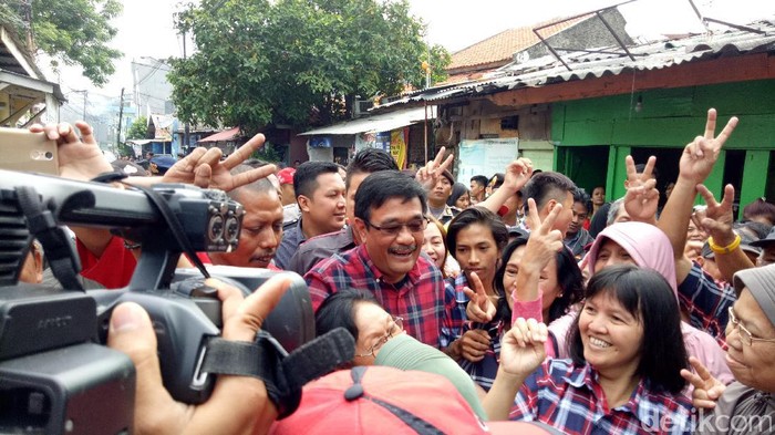 Dijaga Puluhan Polisi Saat Blusukan, Djarot: Tak Usah Terlalu Ketat