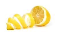 Area saluran pembuangan sampah juga sering berbau tak sedap. Solusinya, bikin wangi dengan memasukkan sisa lemon atau beberapa potong kulit lemon. Aliri dengan air selama sekitar 10-30 detik. Foto: iStock