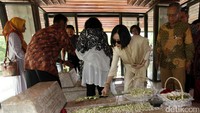 Keluarga melakukan tabur bunga di makam Bung Hatta.