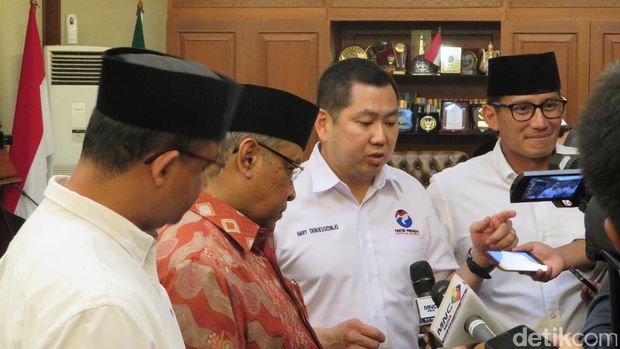 Hary Tanoe mendampingi Anies-Sandi silaturahmi ke PBNU. 