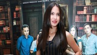 Ia tampil dengan jumpsuit berwarna hitam bergaris. Pool/Palevi S/detikFoto.