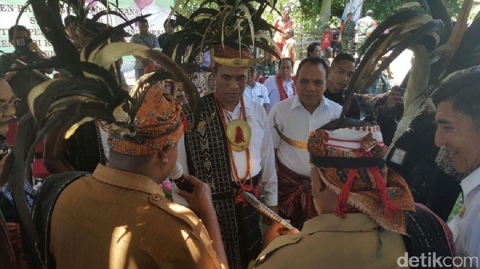 Ikut Panen di Perbatasan NTT, Mentan Dapat Gelar Adat