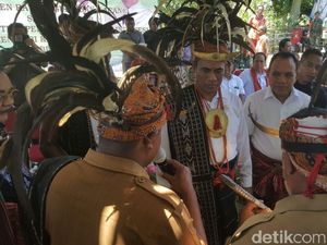 Ikut Panen di Perbatasan NTT, Mentan Dapat Gelar Adat