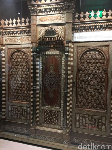 Ini Al Quran Terbesar di Dunia yang Ditulis Tangan Seberat 154 Kg