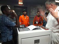  Kapten Mike Tylor menjelaskan kejadian kandasnya kapal ke tim Basarnas (dok Basarnas Sorong)