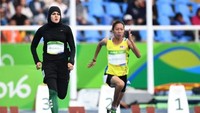 Sprinter Arab Saudi, Kariman Abuljadayel (kiri) dan pelari Malaysia, Zaidatul Husniah Zulkifli, tengah bertarung di babak penyisihan 100 meter putri pada cabang olahraga atletik Olimpiade Rio de Janeiro di Olympic Stadium, 12 Agustus 2016  (Foto: AFP PHOTO/Jewel SAMAD)