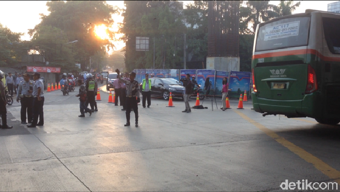 Suasana di Simpang Kebon Nanas yang Mulai Ditutup Pagi Ini