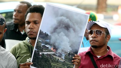 Mahasiswa Papua Demo KPU Pusat