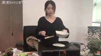 Unik! Wanita Ini Memanggang Daging dengan Setrika dan Buat Crepes di Atas CPU!
