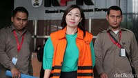 Tersangka penyuap Hakim Mahkamah Konstitusi (MK) Patrialis Akbar, Ng Feni usai menjalani pemeriksaan, di Gedung KPK, Jakarta, Selasa (14/3/2017).