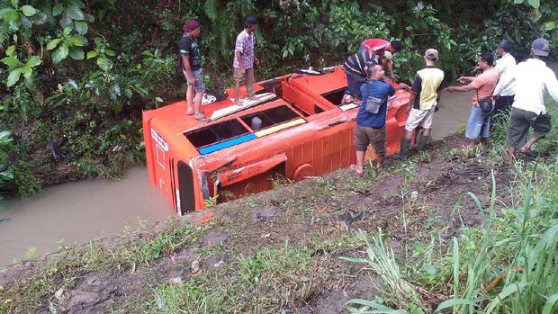 Bus dievakuasi dan tidak ada korban jiwa akibat kecelakaan itu.