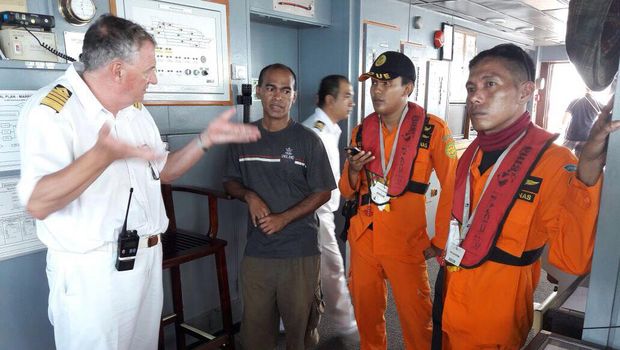 Basarnas naik ke kapal Caledonian Sky (dok Basarnas Sorong)