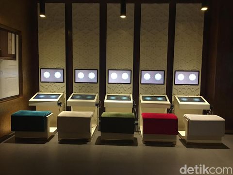 Ini Al Quran Terbesar di Dunia yang Ditulis Tangan Seberat 154 Kg