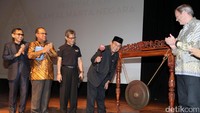 Pemukulan gong oleh Harry Azhar Azis menandai dimulainya Festival Film Kawal Harta Negara 2017.