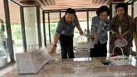 Meutia Farida Hatta (tengah) dan Hendropriyono (kiri) melakukan tabur bunga di makam Bung Hatta.