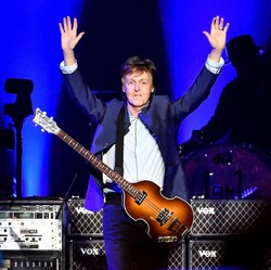 Paul McCartney Berduka, Produsen Bass Hofner Bangkrut