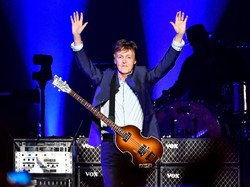 Paul McCartney Berduka, Produsen Bass Hofner Bangkrut